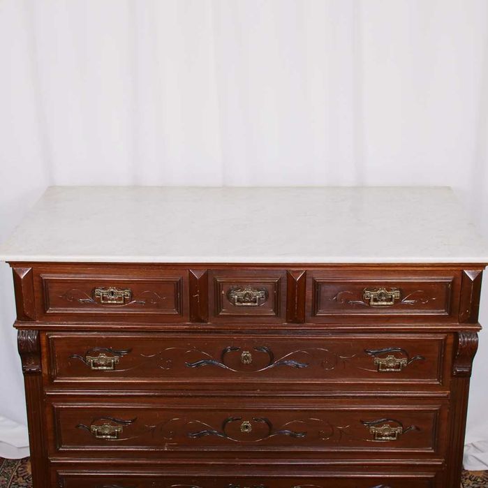 Imponente cómoda em madeira de vinhático com entalhamentos