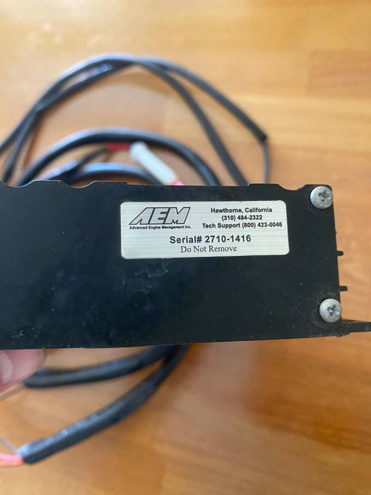 Топливный драйвер AEM Peak & Hold (номер модели 10-9903).