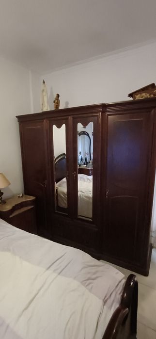Quarto completo clássico em madeira maciça e mármore – €350
