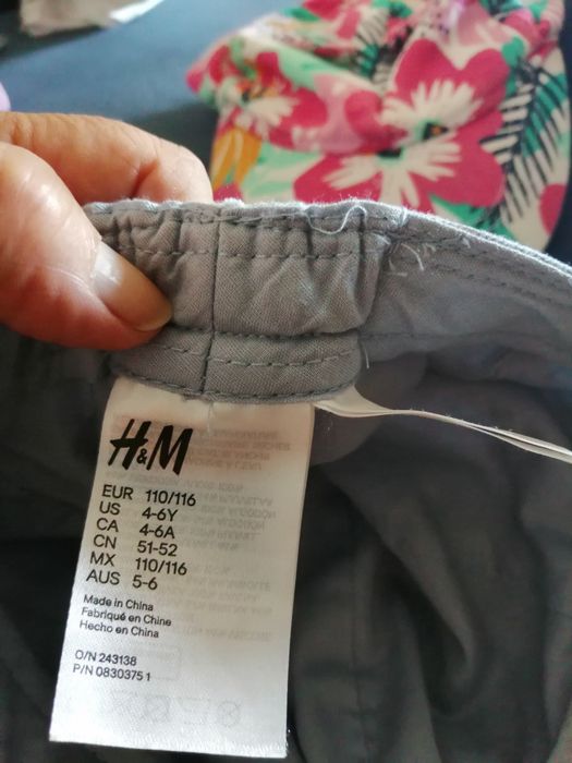 Vários bonés, vários preços