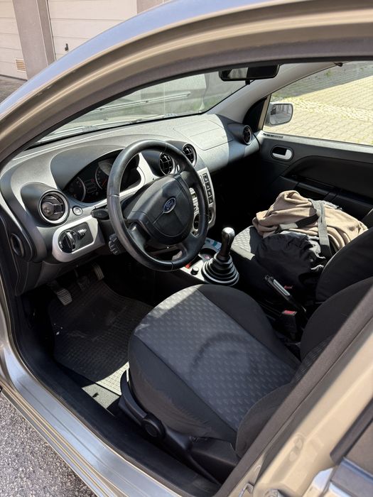 Vendo Ford Fiesta 1.2 gasolina 2004