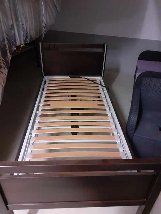 Camas articuladas com comando e proteção contra quedas