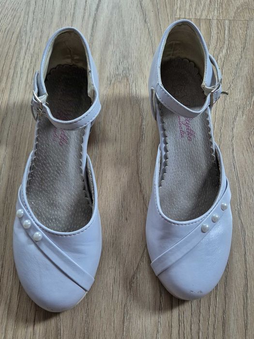 Białe buty komunijne