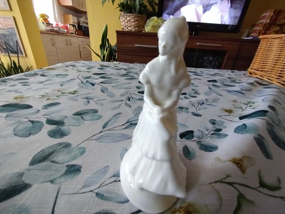 PRL figurka kobiety  cienka porcelana