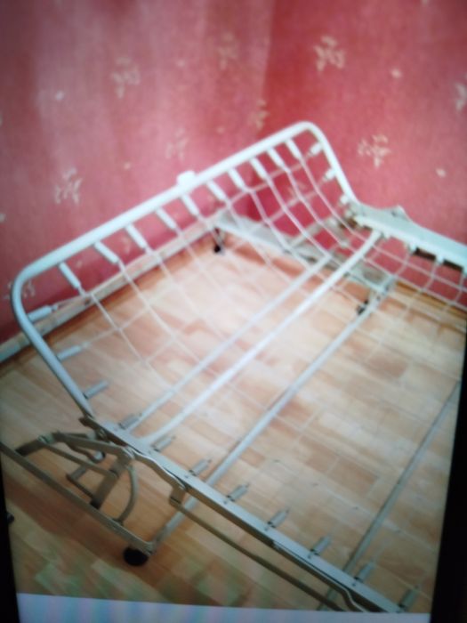Ліжко,металевий каркас з пружинним матрацем