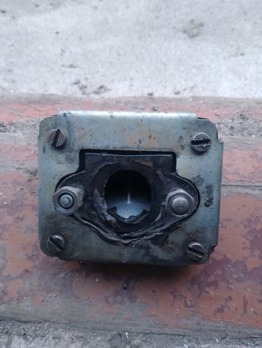 Лепестковый клапан