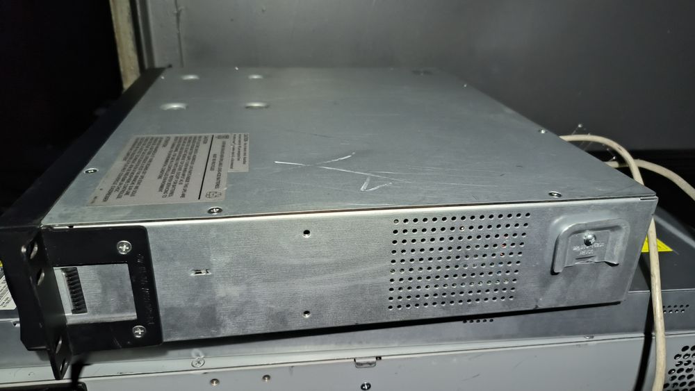 Бесперебойник APC Smart 1000 LCD 24в 600Вт чистый синус smc1000i-2u