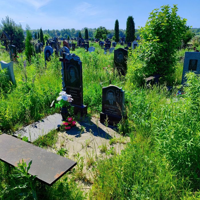 Уборка могилок прибирання могилок на кладовищі