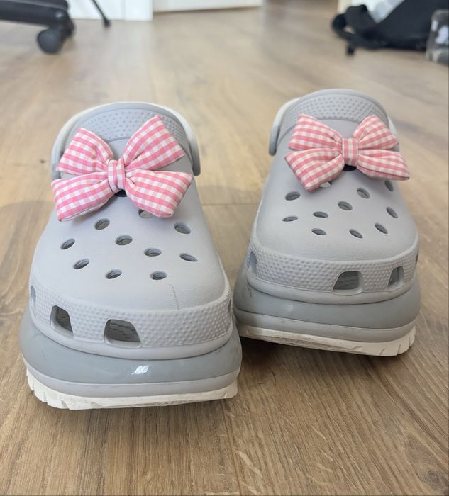Crocs classic mega clush сірі з джибітсами
