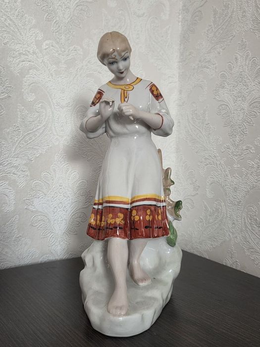 Статуетка Гадання або Дівчина гадає