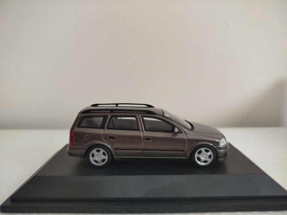 Miniatura Opel Astra Caravan 1/43 Nova