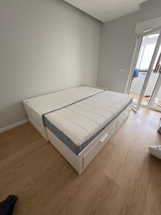 Cama com 2 colchões e estrado