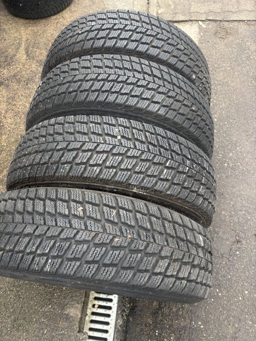 Zimowe opony  215/70/16 Nexen