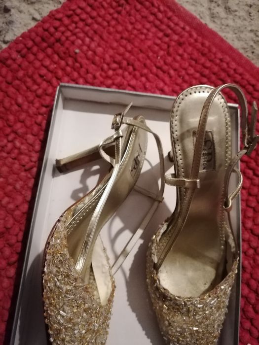 Sapatos dourados SP