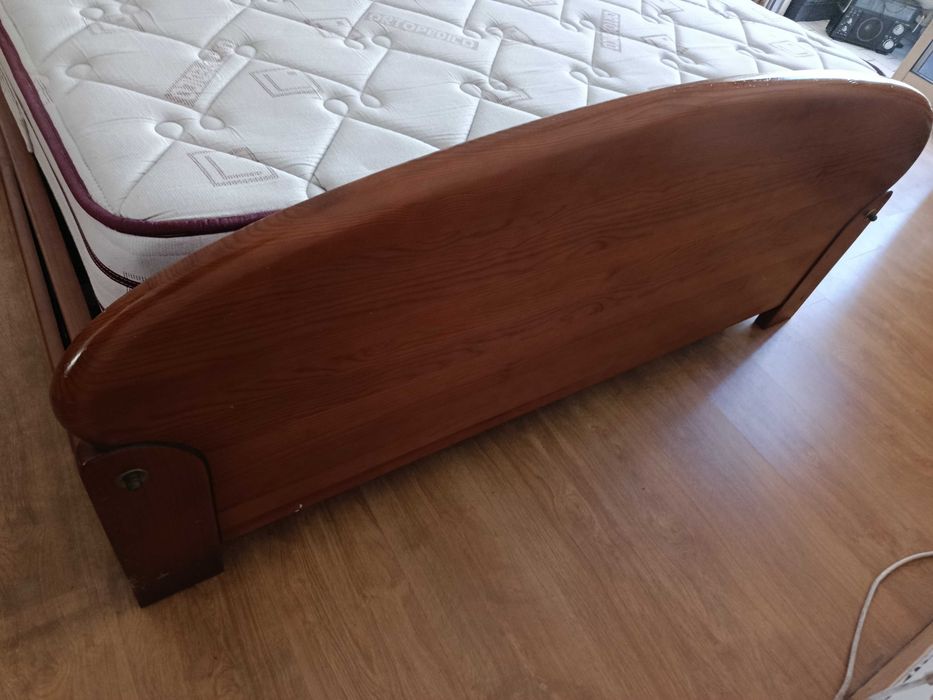 Cama de casal em pinho mel