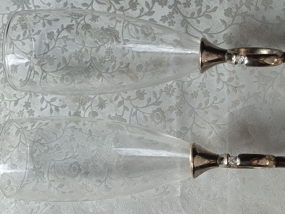 Пара свадебных бокалов.