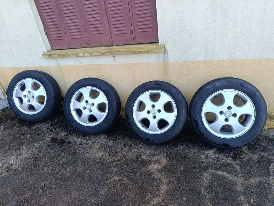 Jantes Liga Leve R15 com Pneus