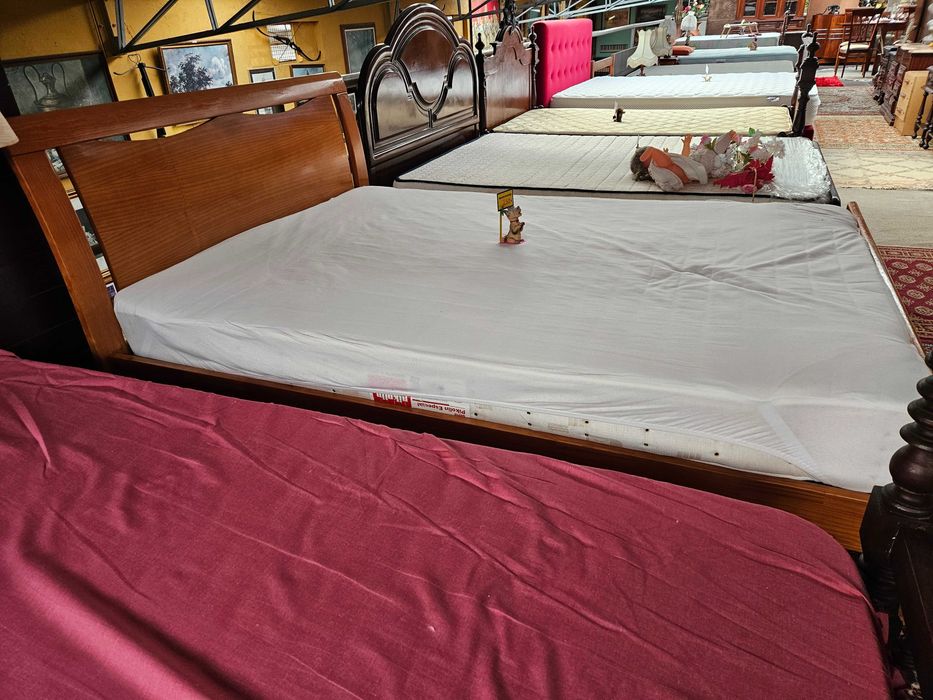 Cama em madeira maciça, com 4 gavetas, estrado e colchão