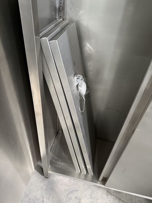 Louceiro em inox , 3 prateleiras  armário completamente fechado