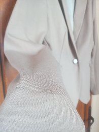 Піджак трикотаж бедиіого кольору.