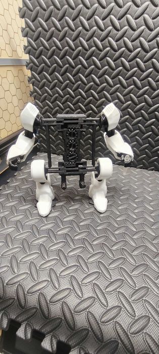 Uchwyt na telefon stojak robot, druk 3D czarno-biały