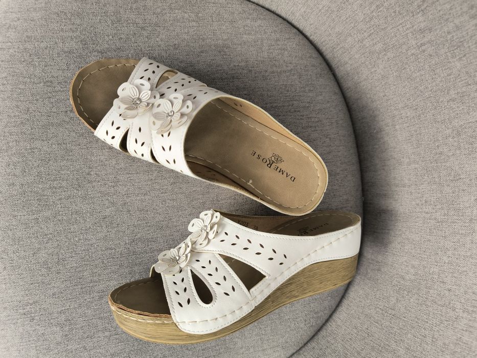 Жіночі шльопанці на платформі