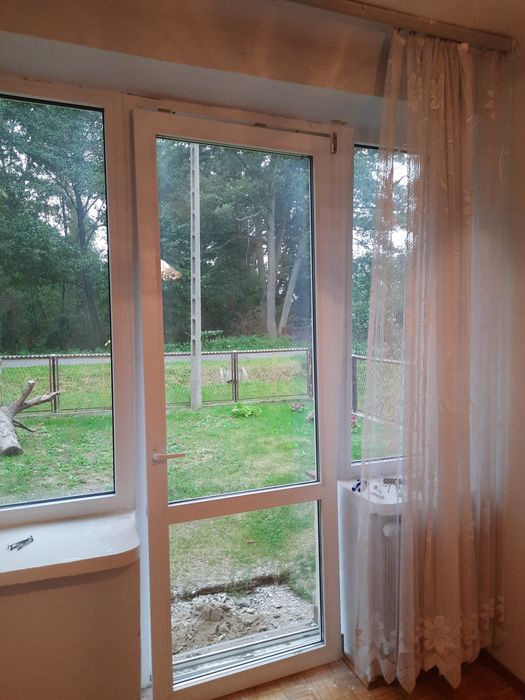 Drzwi balkonowe z oknami