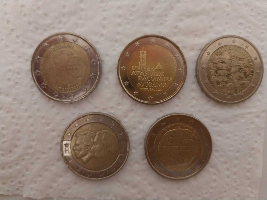 Moedas comemorativas e correntes circuladas
