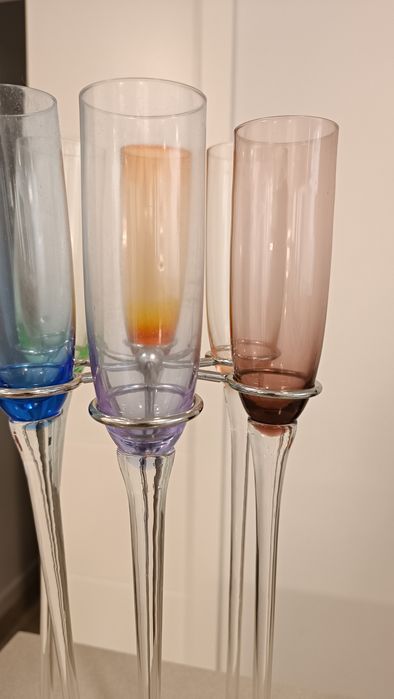 Copos de champanhe, pés compridos, em suporte prateado