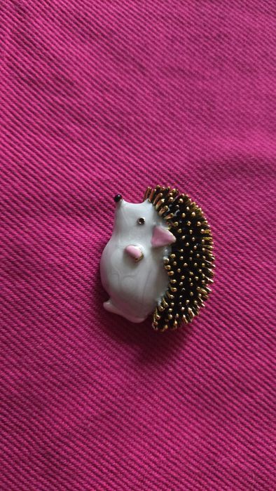 Broszka jeżyk brązowy.