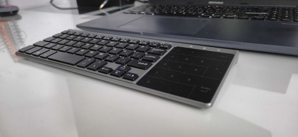 Klawiatura bezprzewodowa Tracer z touchpadem.