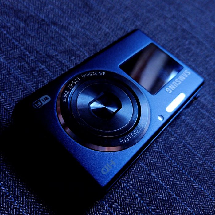 двохекранний Samsung DV150 f цифровий фотоапарат