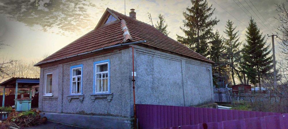 Пропонуємо окремий будинок з усіма комунікаціями та банею