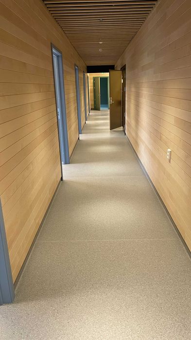 Instalacja podłóg wykładzinowych, żywicznych, mikrocement, samopoziomy