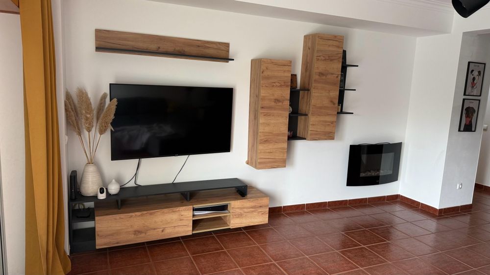Móvel de sala TV (madeira e preto)