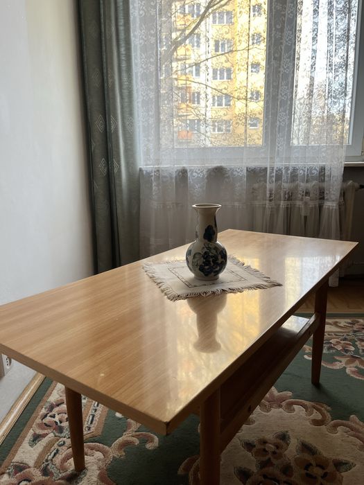 Niski stolik w bardzo dobrym stanie.