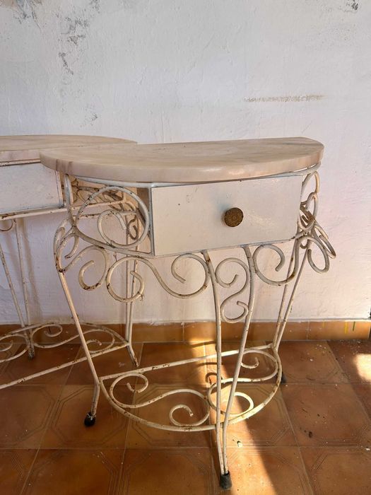 Mesa cabeceira em ferro