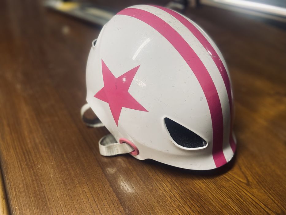 Trotinete com capacete de criança