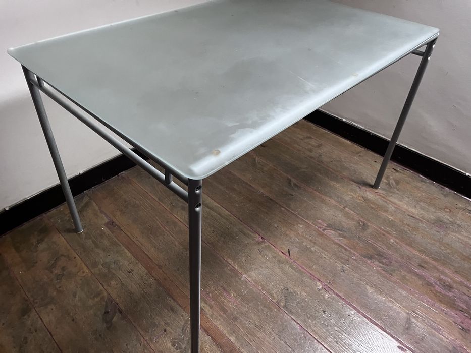 Mesa de vidro com pés de metal