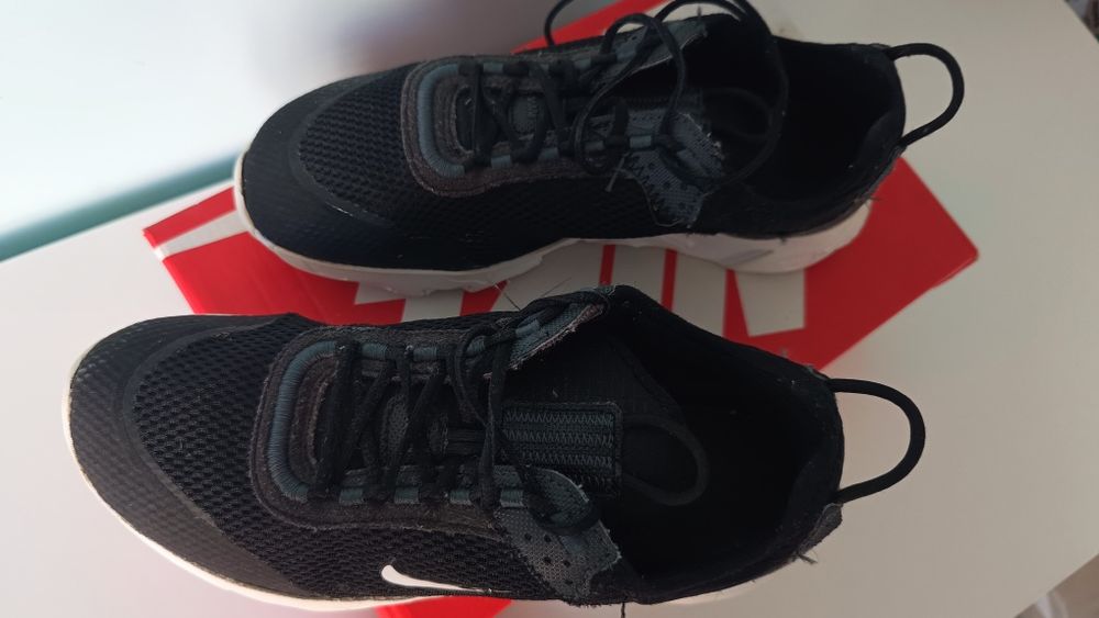 Sneakersy Nike React Live roz.40( zaniżona rozmiar)