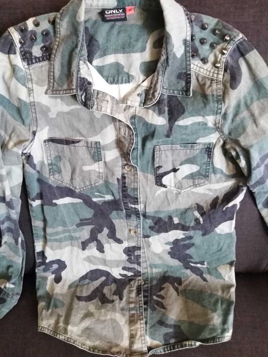 ONLY.  Koszula w moro z cekinami.