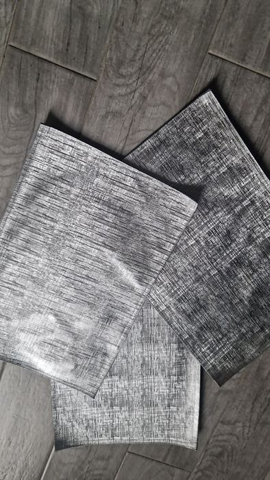 Trzy srebrne podkładki