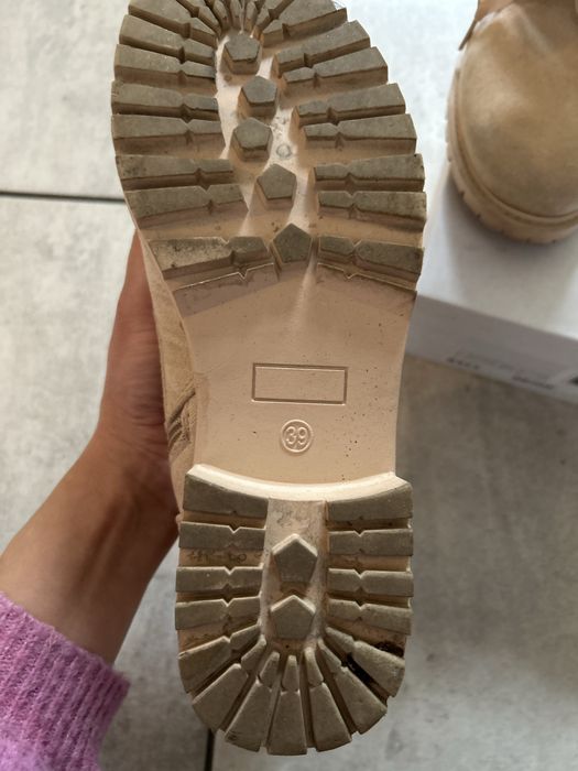 Beżowe botki z perełkami Ideal Shoes