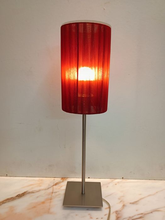 Belíssimo candeeiro abajur de mesa com estrutura elegante em inox.
47c