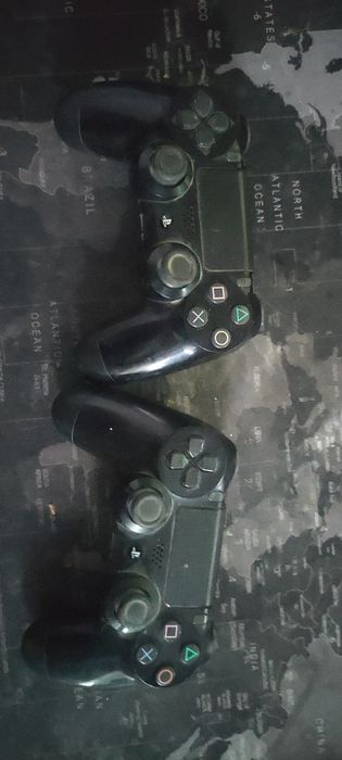 Dwie pady dualshock 4 do PlayStation 4 orginalne.