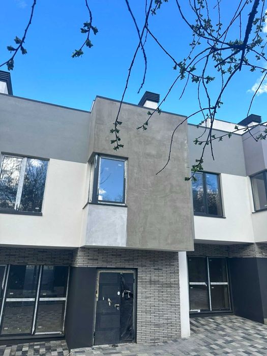 Таунхаус в стилі хай-тек, єоселя