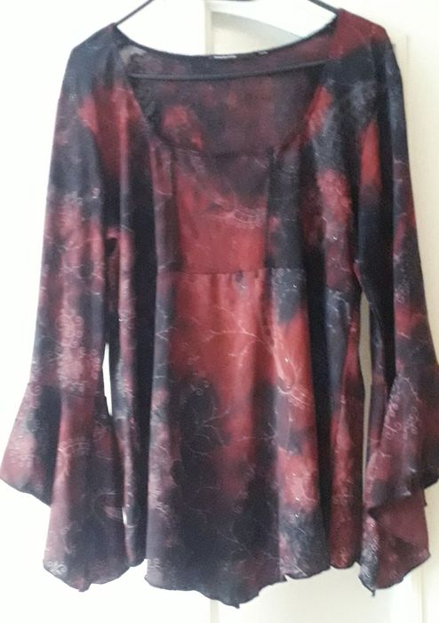 Bluzka wizytowa delikatnie połyskująca, ozdobne rękawy