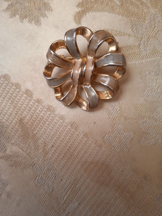 Продам брошь,Чехия,эмаль