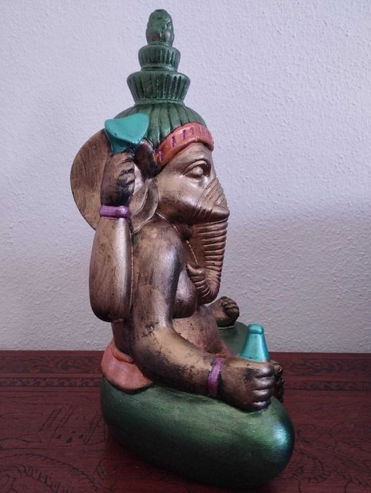 Estátua do Deus Ganesha Pintada à mão