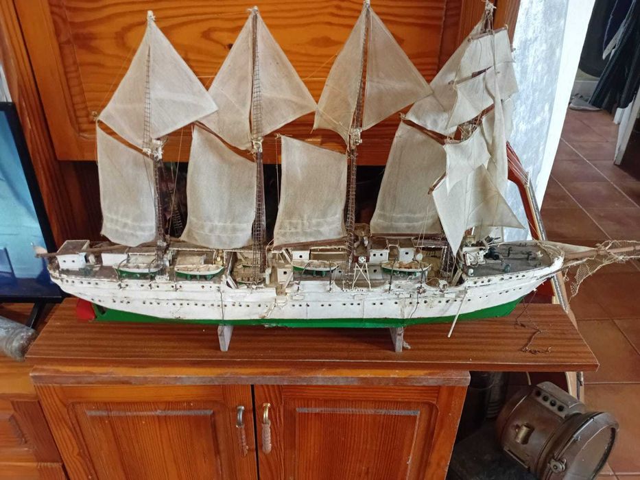 Barco antigo em miniatura, 105 cm de comprimento por 65 cm de altura,